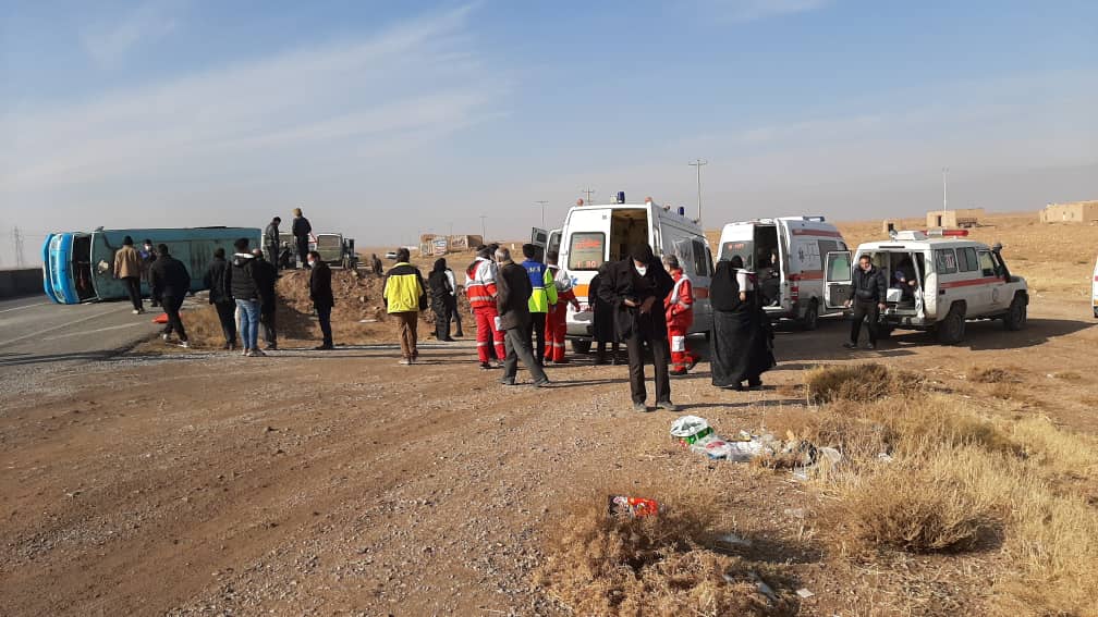 امدادرسانی هلال احمر به 12 مصدوم حادثه واژگونی مینی بوس در خراسان رضوی